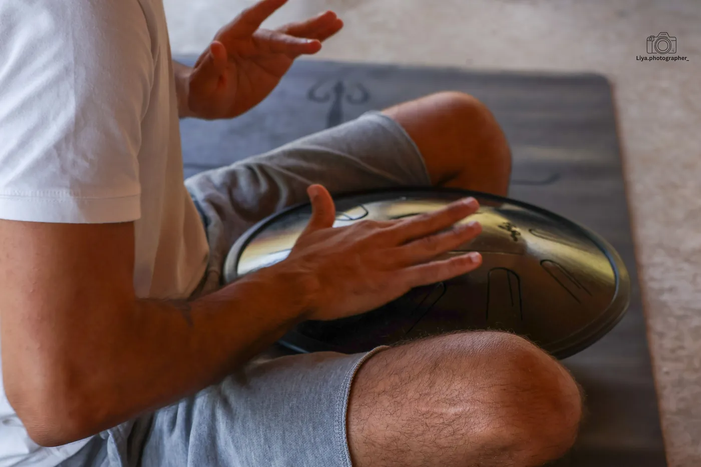ידיים מנגנות על הנג, קרוב